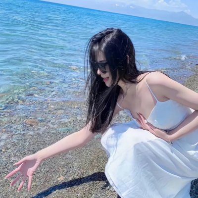 走进酒吧的女孩